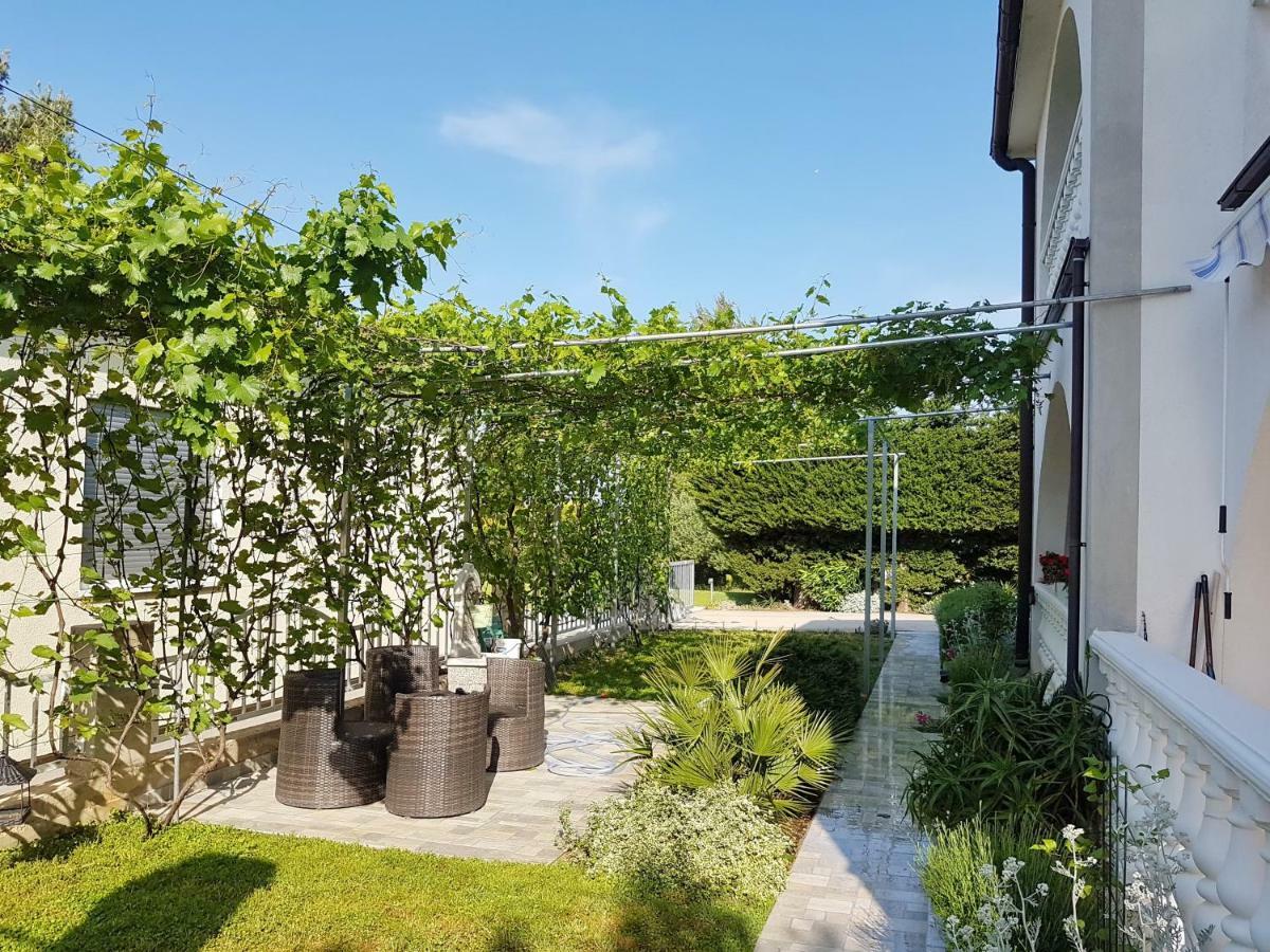 Apartments Vila Leona Pirovac Eksteriør bilde
